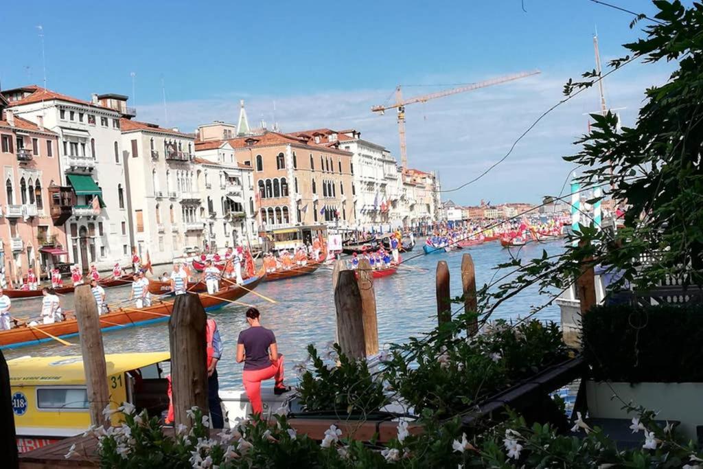 Grand Canal Next To Guggenheim Venice Luaran gambar